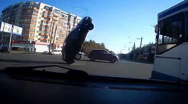 Johdinbussin pudonneet johtimet aiheuttavat Ford-kuskille huoltamokäynnin.