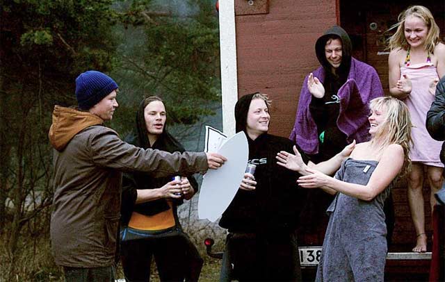 Heini Hakulinen voitti naisten sarjan. Saunalle oli luonnollisesti surffareiden joukossa kysyntää.