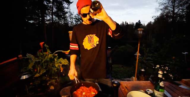 Finnish Food Mafia näyttää, miten tomaattikastike syntyy mukavasti.