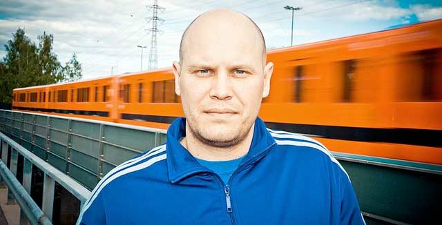 Dan Koivulaakso sai kaasua naamalleen äärioikeistotutkimuksensa takia Oulun Pride-tapahtumassa.