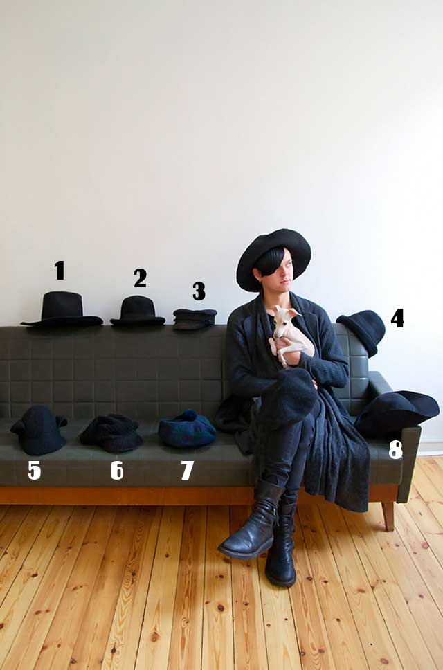 Suunnittelija Antti Asplund tykkää perushatuista, joissa on jokin twist. Kokoelmasta puuttuu perusbaskeri. Italianvinttikoira Blancolla ei ole yhtään omaa hattua.