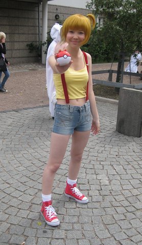 Nuori nainen cosplay-asussa.