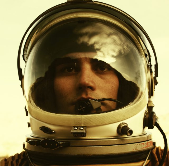 Astronautin on tultava toimeen itsensä ja muiden matkalaisten kanssa.