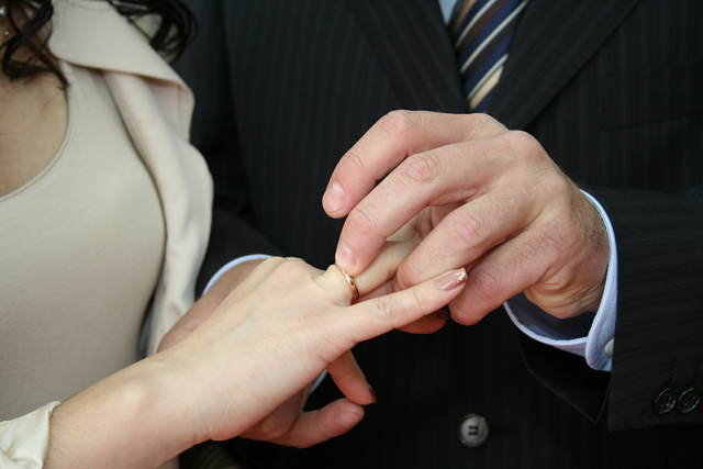 Täten julistan teidät aviopuolisoiksi. Olkoon Voima kanssanne!