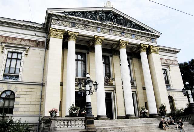 Säätytalolla grillataan! Myös vegevaihtoehto.