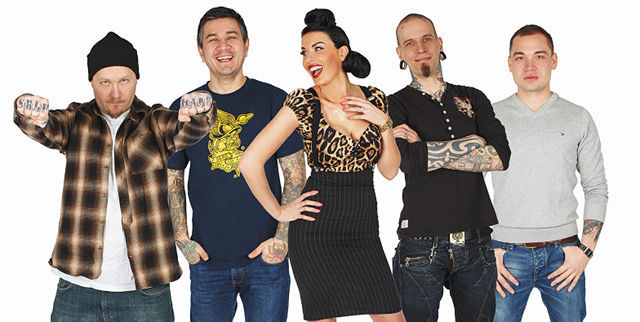 Koko poppoo kasassa. Vasemmalta oikealle Tony, Mitzu, Sini, Lassi ja Tay.