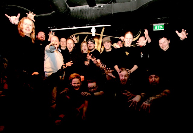 Puolet Nuclear Nichtclubin porukasta yhdessä kuvassa riemuitsemassa. Kuva: Camilla Perttula.