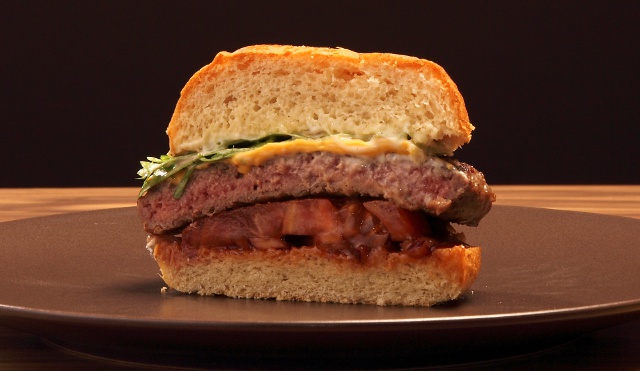 Kauppurin purilaiset ovat täyttä lihaa ja sämpylätkin on tehty itse. Kuva: Kauppuri 5.