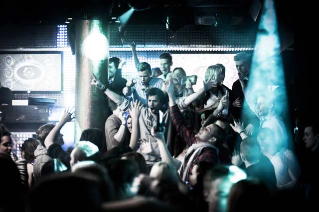 Bilekansan kädet nousevat ilmaan The Monkeyssa. Kuva: Teforal Media Oy.