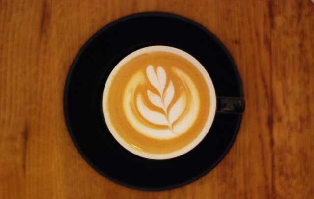 CaféArtin Mikko Haahti sanoo, että heidän kahvilassaan ollaan enemmän kuin töissä. Kuva: Mikko Haahti