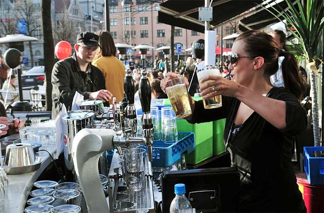 On The Rocksin terassilla riittää sutinaa iltapäivästä yöhön.