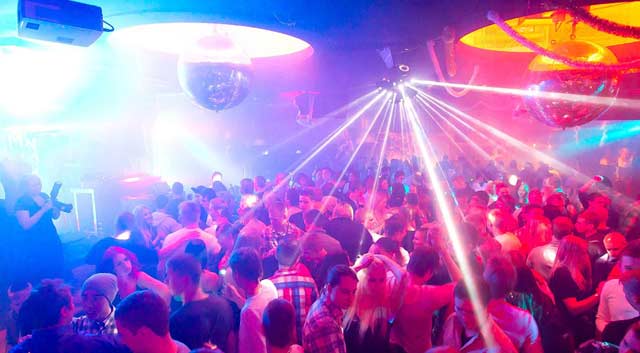 Tivolissa bailataan armottomasti.