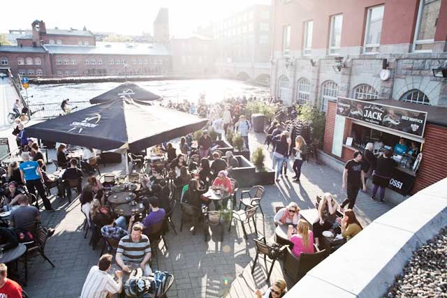 Roosterin terassilla nautitaan kesämaanantaisin reggaesta ja makkarasta.