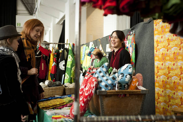 Kierrätystehtaalla käsityöntekijät myyvät kierrätetystä materiaalista valmistettuja tuotteita.