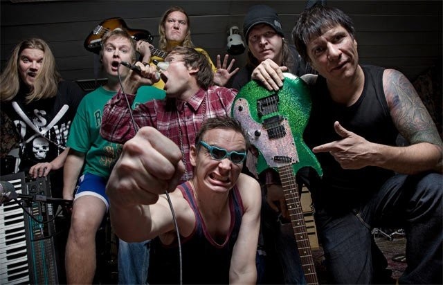 Notkea Rotta lupailee spektaakkelia yhdessä SMC Hoodratsien kanssa.