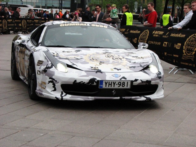 Muutama autoista oli Suomen kilvissä. Kuten tämä Ferrari.