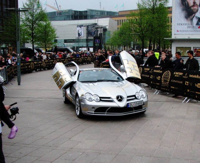 Tämä oli ainoa autokunta, joka hieman esitteli hevosvoimia. Kiireessä jäivät ovetkin auki.