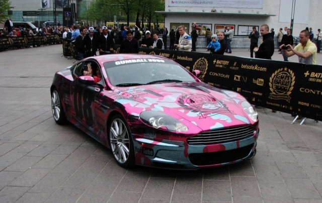 Metallinhohtopinkki - jokaisen naisautoilijan unelmaväri tässä James Bondin autossa?