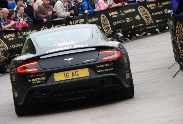 Perävalotakuu Aston Martinissa?