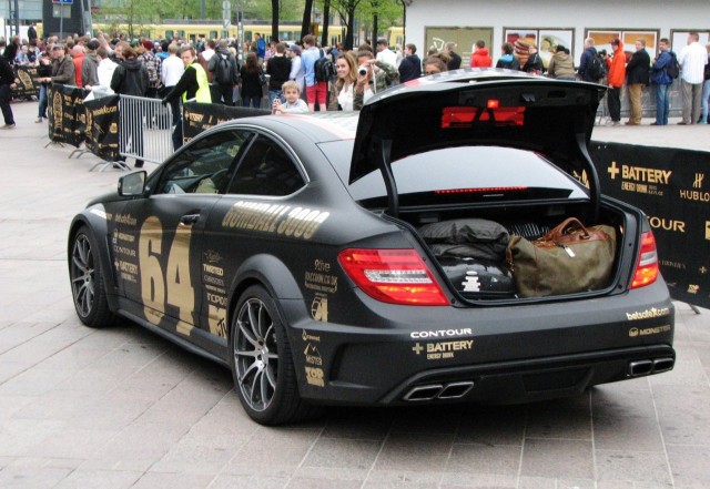 Ei näytä Mersussa pysyvän edes takaluukku kiinni.