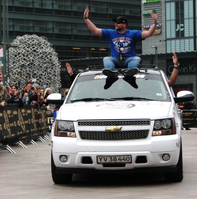 Myös näin voi matkustaa, kun 9 paikkainen Suburban käy ahtaaksi.