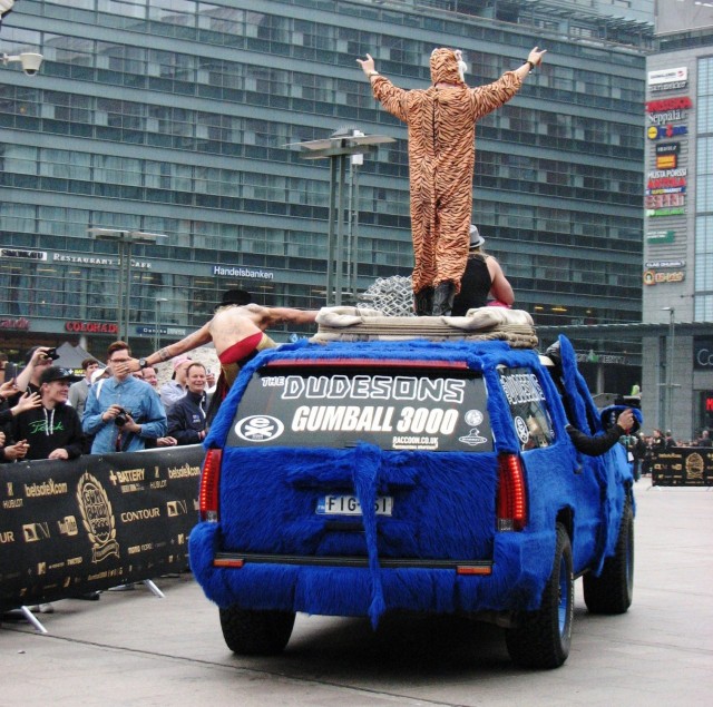 Duudsonit pääsivät kuin pääsivätkin paikalle. Autona - ööö - sininen elefantti.