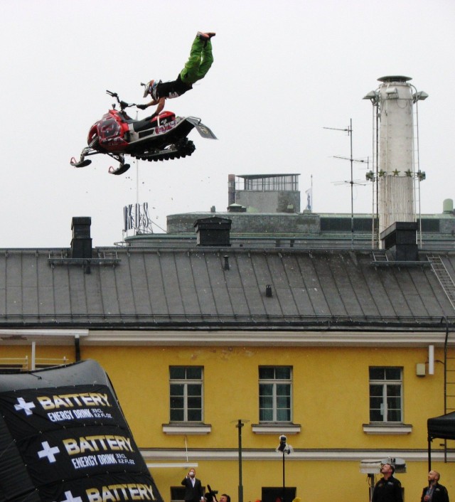 Hei me lennetään! Mutta eikös Red Bullin pitänyt antaa siivet?