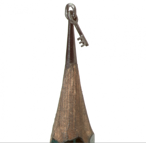 Dalttonin pisimpään kestänyt työ on avain, jonka veistelemiseen aikaa kului huimat 2 vuotta. "Olen erittäin tyytyväinen työni lopputulokseen, sillä monet ihmiset luulevat minun käyttäneen teokseen kahta kynää."