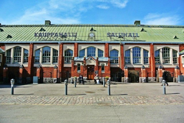 Hietalahden Kauppahallin edustalla on kesäisin suosittu kirpputori.