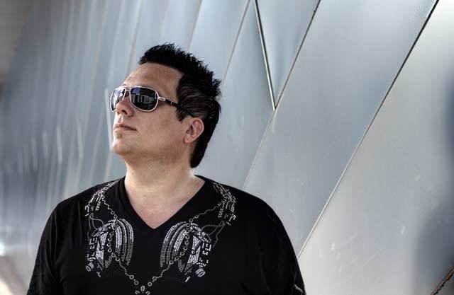 Alex Kunnari ja itsevarma katse alkaneen kesän seikkailuihin.