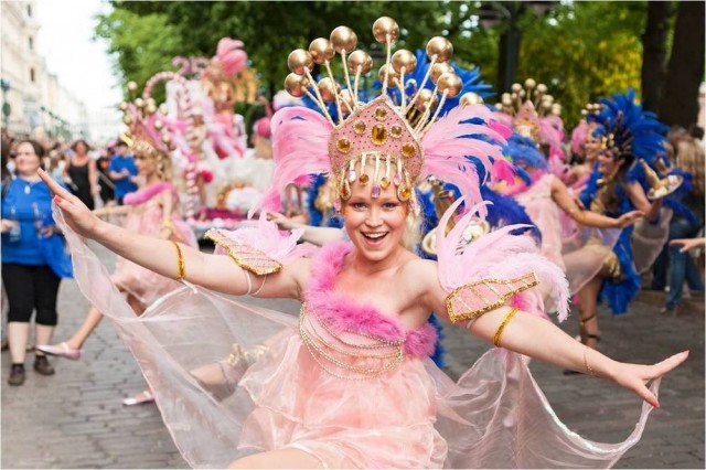 Sambakarnevaaleilla ei voi ylipukeutua.