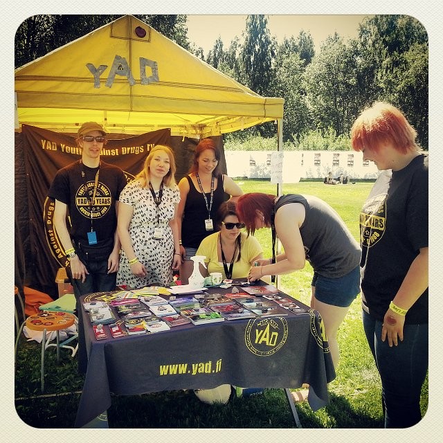 Youth Agains Drugsin vapaaehtoisryhmä. Äärimmäisenä oikealla Vaula.