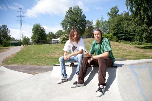 Fredu Sirviön (vas.) ja Eero Ettalan työ, harrastukset ja vapaa-aika menevät iloisesti sekaisin lautailun parissa.