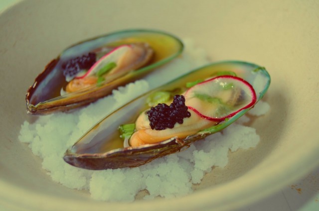 Gaijin / Vihersimpukkaa, yuzu-sitruuna dressing, merileväkaviaaria