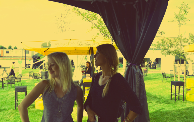 Ruokafestarikissat Ulla ja Jonna