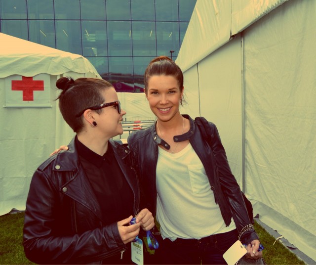 Punaisen Ristin tytöt palveluksessanne. Eiku, NRJ:n kaunis ja rohkea iltapäivätiimihän se siinä