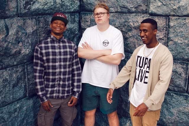 James "Musta Barbaari" Nikander (vas.), Eino Manner ja Iyouseyas "Prinssi Yusuf" Belayneh.