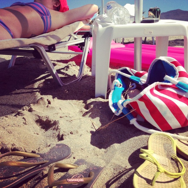 Miten voikaan kaivata niin kovasti tätä laiskottelua, auringon polttamaa lämpöä ja sitä ettei vaan yksinkertaisesti tarvitse tehdä yhtikäs mitään.