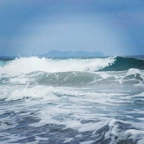 Näiden aaltojen sekaan hyppääminen oli aika hurjaa. Nuo aallot heitteli meitä kahta pikkutyttöä mennen tullen.