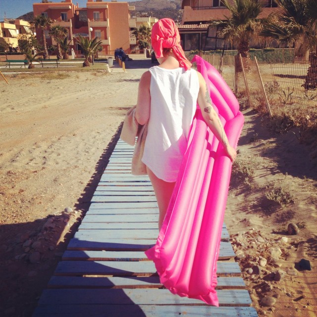 Tottakai ostimme oman "pelastusveneen", eli lähikioskista uimapatjan :D tämä pelastava aarre lahjoitettiin matkan lopussa hotellin lapsille.