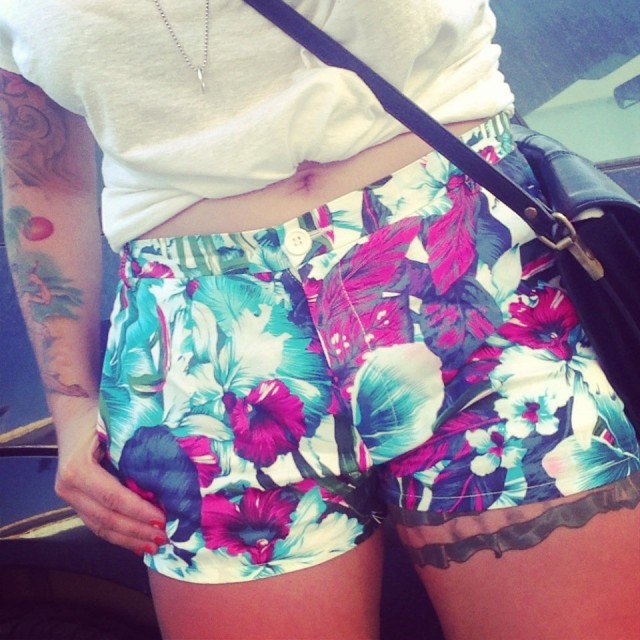 Nyt sain pukea päälleni elämäni ensimmäiset kukkashortsit! Tämä aarre löytyi Weekdayn alennuskorista 6€.