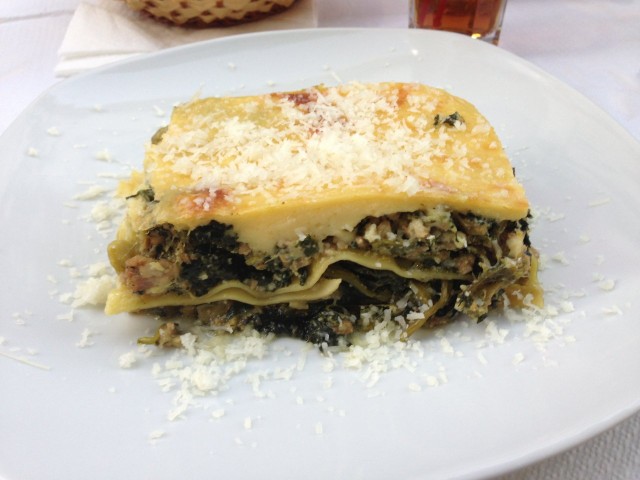 Tilasin eräästä hyvin pienestä ja vanhasta ravintolasta pienellä kadulla listasta Grandma's recipe ja sain eteeni tämän. Tässä on yksi parhaimmista ruoka-annoksista mitä olen koskaan syönyt.