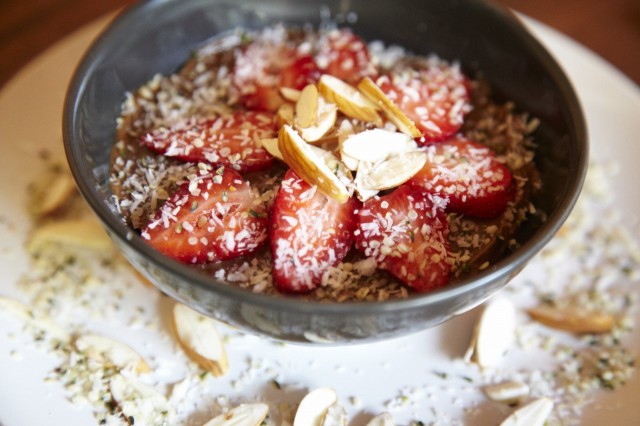 Raakasuklaavaahto sulaa suuhun ja on syntisen hyvää.