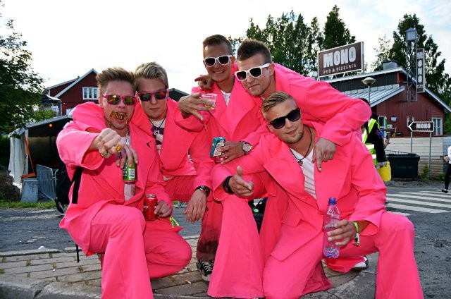 Festareille ominaista teemapukeutumistakaan ei sovi unohtaa