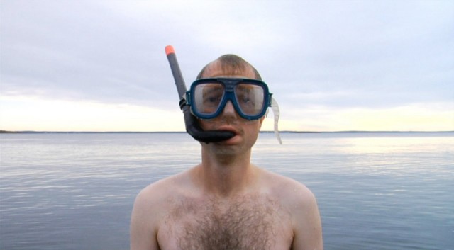 Stillkuva Sigbjørn Bratlie ja Askild Vik Edvardenin teoksesta Box No. “Elvis is Dead” vuodelta 2009.