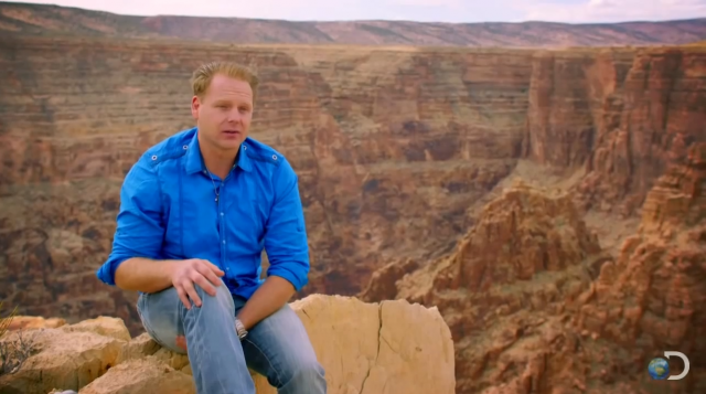 Nik on valmistautunut kävelyyn harjoittelemalla tuulikoneiden avulla.