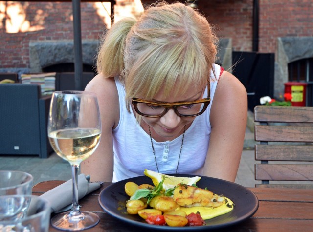 Paistettua kuhaa, appelsiini-voikastiketta ja varhaisperunapaistosta