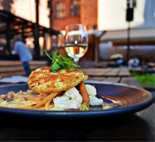 Selleripihvejä, pikkelöityjä kasviksia ja kanttarellikastiketta