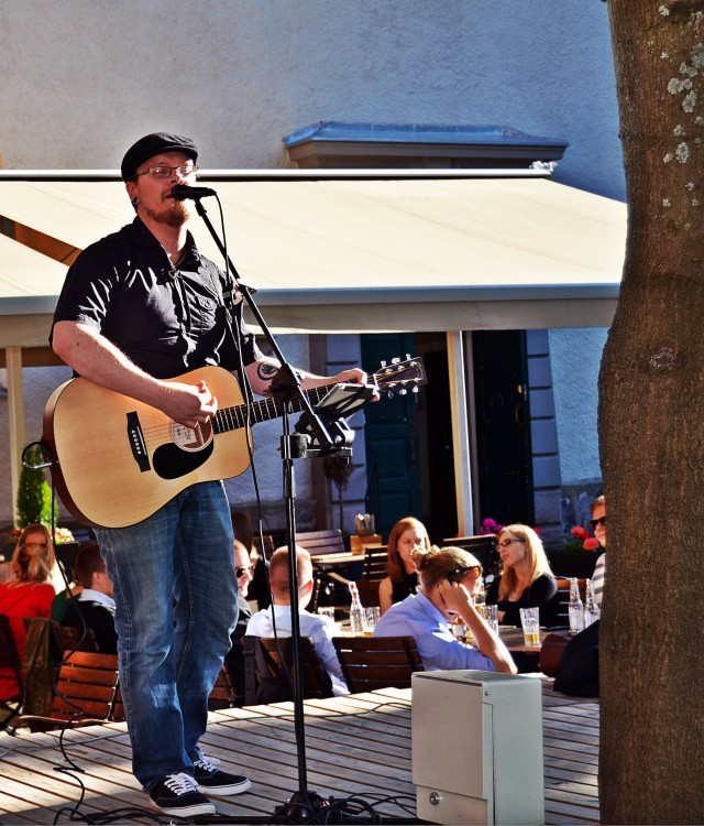 Illan esiintyjänä toimi sympaattinen Tapani Kangas