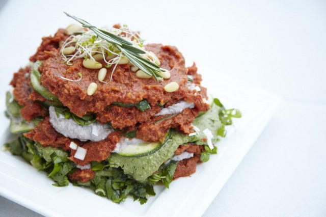 Raakalasagne vääntyy hetkessä terveellisestä kesäkurpitsasta.